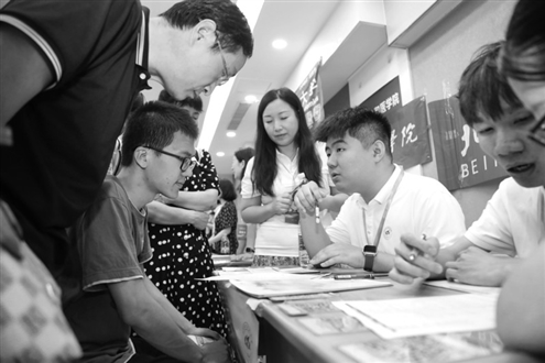 北京航空航天大学招生组老师在现场给学生和家长支招 本组摄影 记者 王晓峰 褚洪卿
